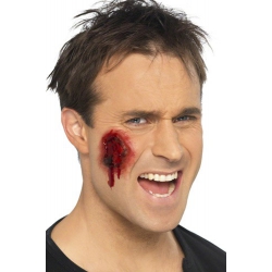 cicatrices en latex, maquillage réaliste à l\u0027aide de faux sang et de maquillage