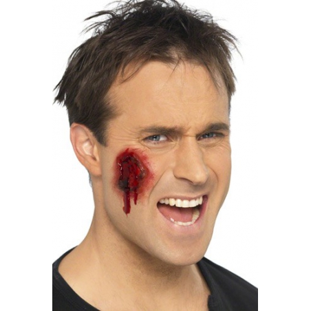 cicatrices en latex, maquillage réaliste à l'aide de faux sang et de maquillage rouge cicatrices en latex, maquillage réaliste à l'aide de faux sang et de maquillage rouge