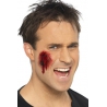 cicatrices en latex, maquillage réaliste à l'aide de faux sang et de maquillage rouge cicatrices en latex, maquillage réaliste à l'aide de faux sang et de maquillage rouge