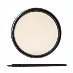 Maquillage blanc à l’eau avec pinceau