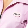 Déguisement Grease Rizzo, veste rose avec badge personnalisable Déguisement Grease Rizzo, veste rose avec badge personnalisable