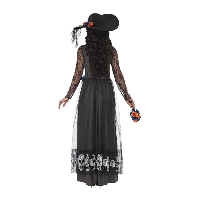 Longue robe noire décorée sur le thème du jour mexicain avec chapeau et bouquet de fleurs