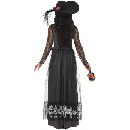 Longue robe noire décorée sur le thème du jour mexicain avec chapeau et bouquet de fleurs