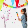 Mise en scène du masque pour pinata lors d'une fête d'anniversaire licorne
