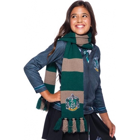 Écharpe Serpentard portée par une jeune fille par dessus son déguisement Harry Potter