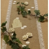 Idée de décoration de table pour une communion avec les marque-places communion calice doré