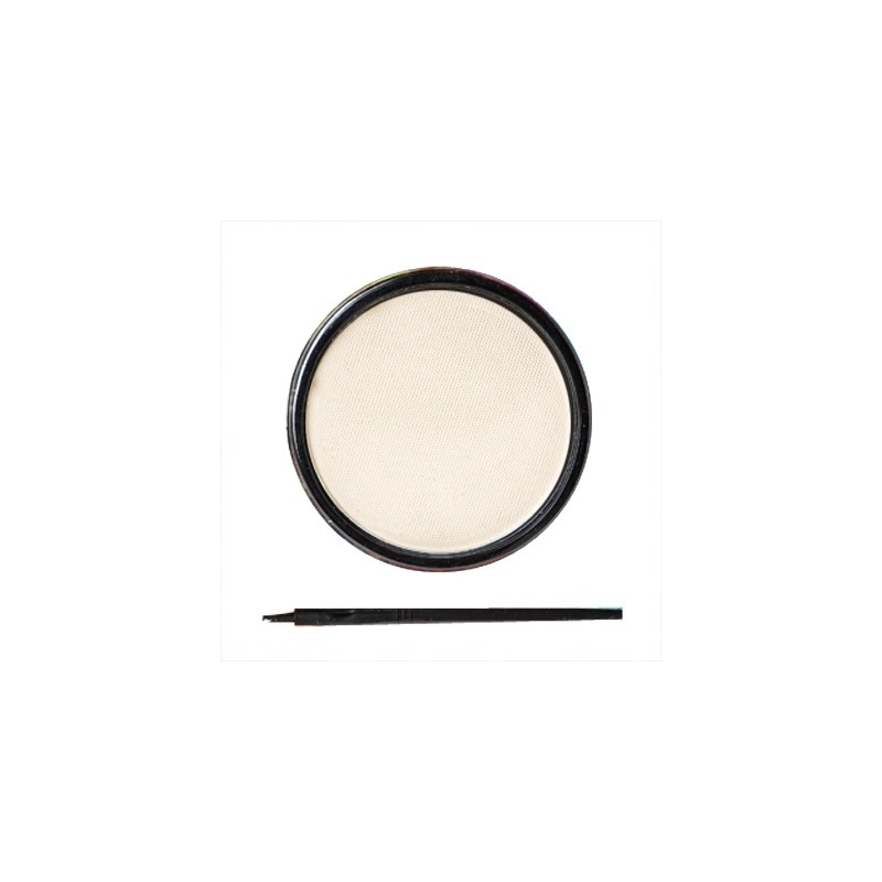 Maquillage blanc à l’eau avec pinceau