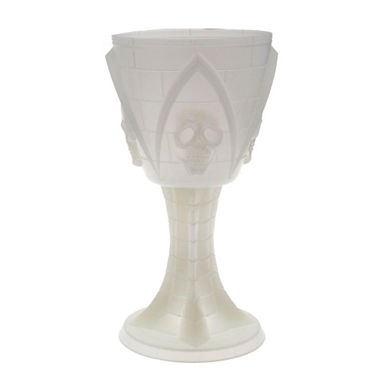 Verre tête de mort dans un décor médiéval, idéal pour une décoration de table pour Halloween