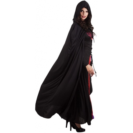 Cape noire à capuche portée par une femme, un accessoire idéal pour se déguiser pour Halloween