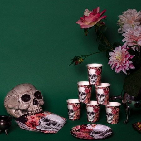 suggestion de décoration de table avec le crâne humain utilisé en distributeur de serviettes suggestion de décoration de table avec le crâne humain utilisé en distributeur de serviettes