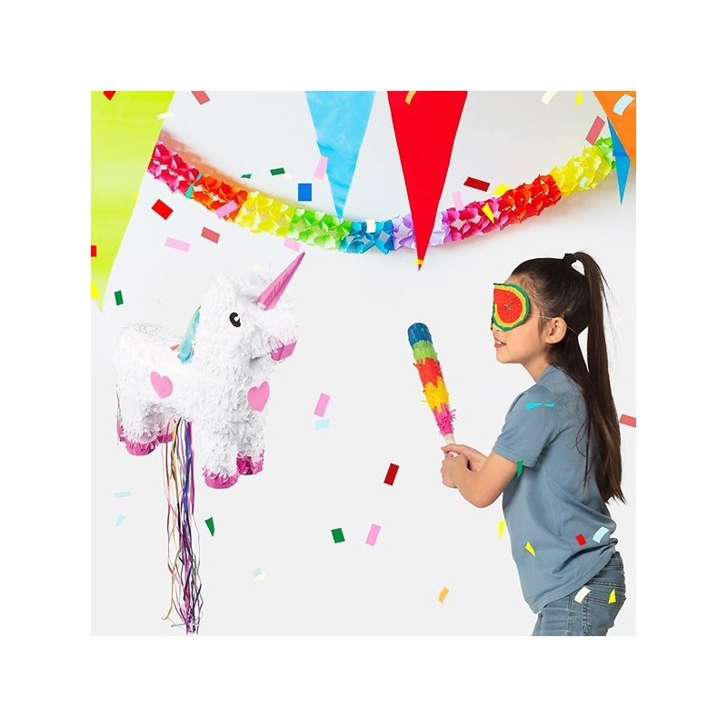 Mise en scène du masque pour pinata lors d'une fête d'anniversaire licorne