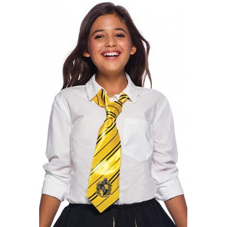 Cravate Poufsouffle sous licence officielle Harry Potter portée par une fille avec un chemisier blanc