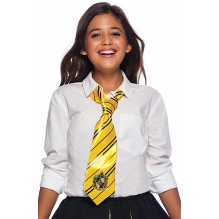 Cravate Poufsouffle sous licence officielle Harry Potter portée par une fille avec un chemisier blanc Cravate Poufsouffle sous licence officielle Harry Potter portée par une fille avec un chemisier blanc