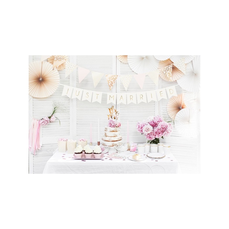 Guirlande de fanions "Just Married" intégrée dans la décoration d'un buffet de mariage