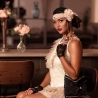 Robe Charleston Chic présentée avec accessoires de couleur noir, gants en dentelle et sac noir Robe Charleston Chic présentée avec accessoires de couleur noir, gants en dentelle et sac noir