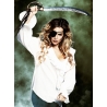 Chemise blanche femme mise en scène avec des accessoires pirates Chemise blanche femme mise en scène avec des accessoires pirates