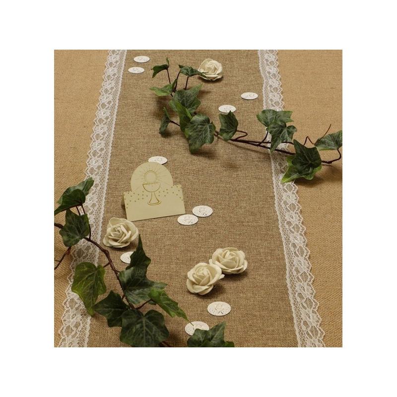 Idée de décoration de table pour une communion avec les marque-places communion calice doré