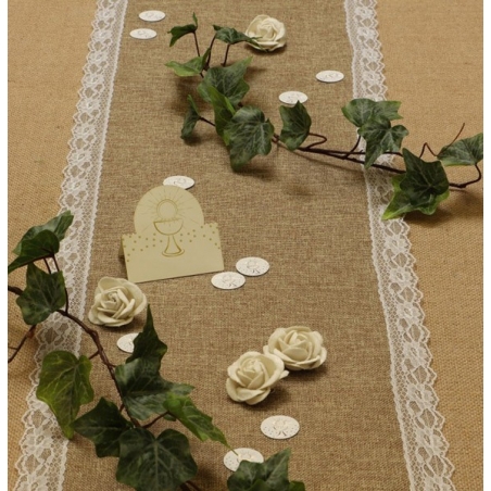Idée de décoration de table pour une communion avec les marque-places communion calice doré