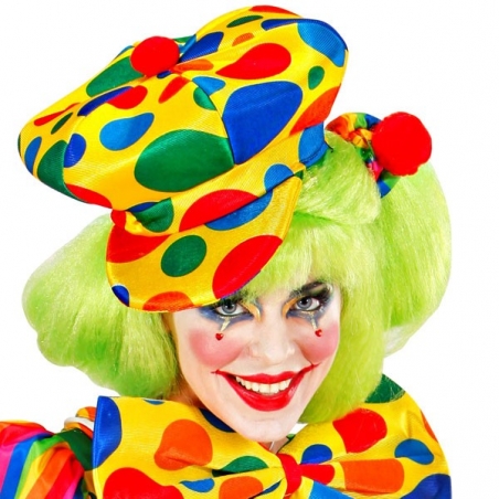 Casquette de clown géante portée par une femme Casquette de clown géante portée par une femme