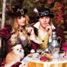 Chapeau Steampunk avec rouages et plumes porté par un homme Chapeau Steampunk avec rouages et plumes porté par un homme