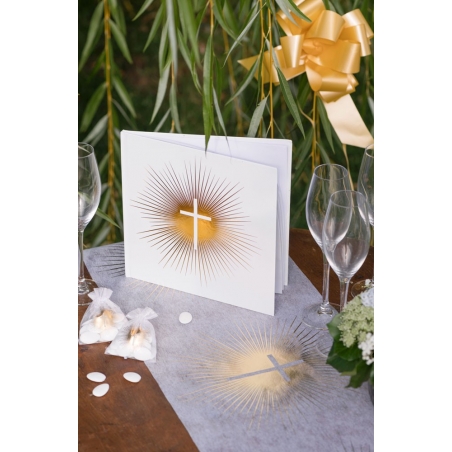 Livre d'or blanc avec croix doré, idéal pour célébrer une cérémonie religieuse Livre d'or blanc avec croix doré, idéal pour célébrer une cérémonie religieuse