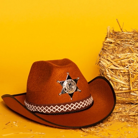 idée déco western avec le chapeau de sheriff marron