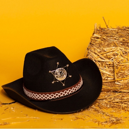Idée déco thème western avec le chapeau de cowboy noir pour enfant