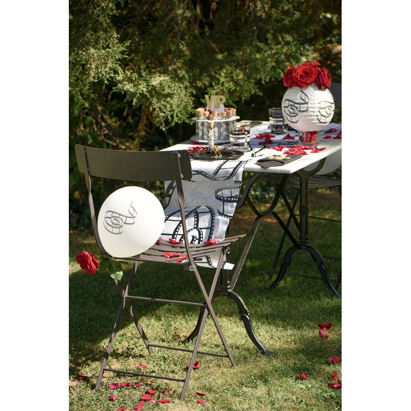 8 ballons cinéma 23 cm présentation dans une décoration en extérieur