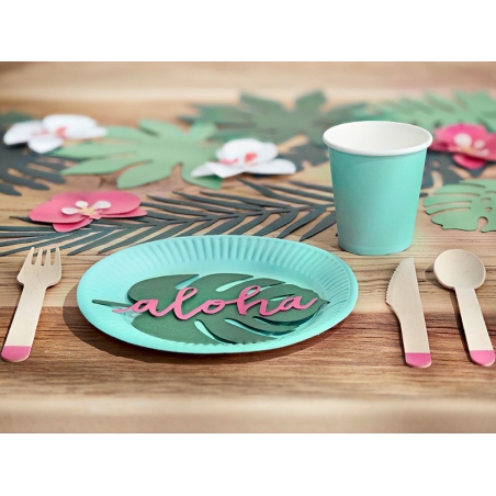 Idée de présentation de table tropicale Hawaienne avec le marque place en forme de feuille tropicale