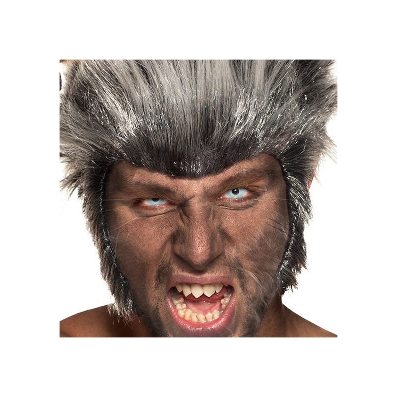Lentilles bleue, utilisées pour un maquillage de loup garou pour homme