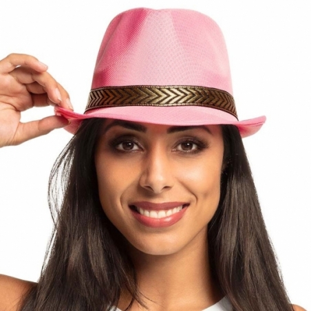 borsalino rose porté par une femme, un accessoire au top pour une soirée thème années 80 borsalino rose porté par une femme, un accessoire au top pour une soirée thème années 80