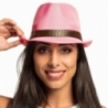borsalino rose porté par une femme, un accessoire au top pour une soirée thème années 80 borsalino rose porté par une femme, un accessoire au top pour une soirée thème années 80