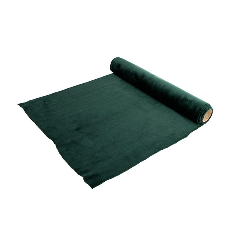 Chemin de table vert velours idéal pour apporter un côté chic à votre déco de table