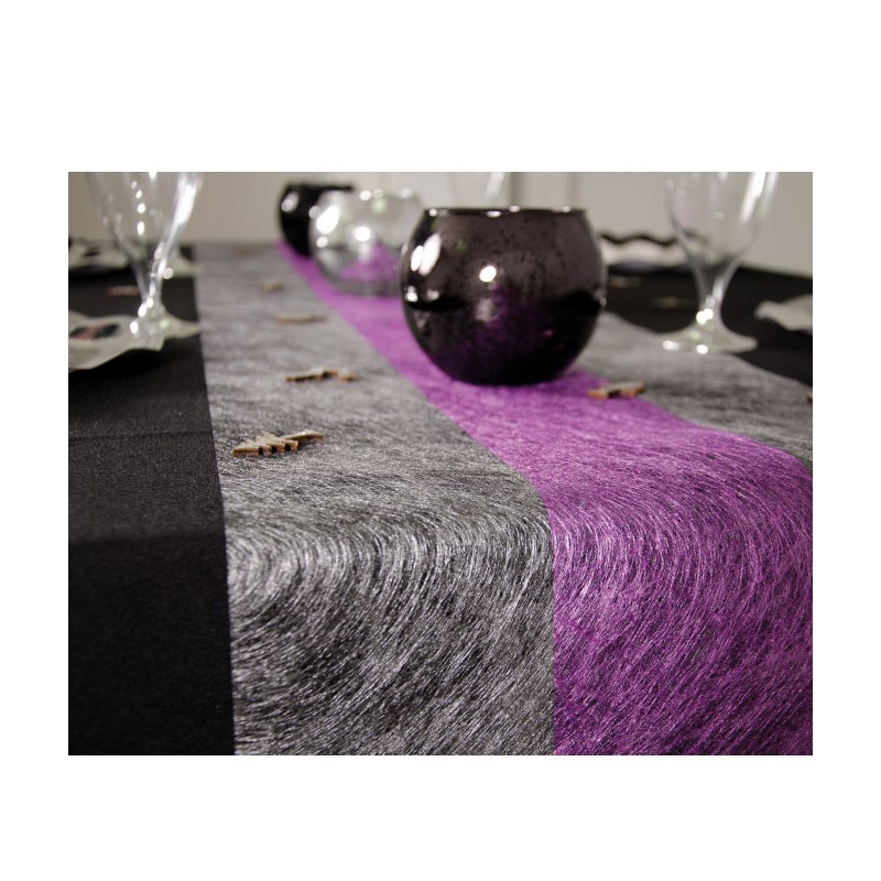 Idée de déco table avec le chemin de table argent brillance