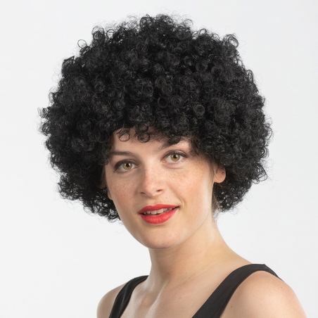 Perruque afro noire portée par une femme