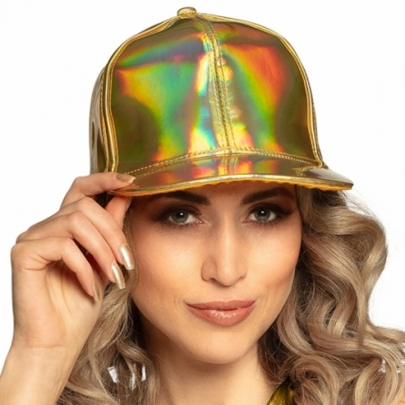 Casquette or iridescente portée par une femme