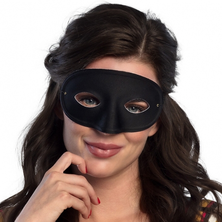 Masque noir porté par une femme