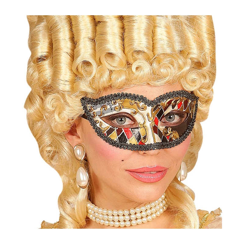 Masque vénitien arlequin porté par une femme pour accessoiriser une robe de marquise