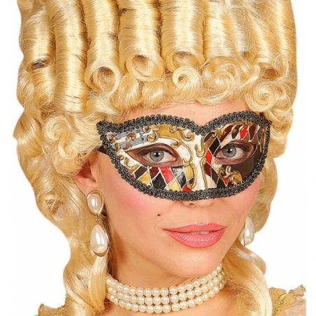 Masque vénitien arlequin porté par une femme pour accessoiriser une robe de marquise