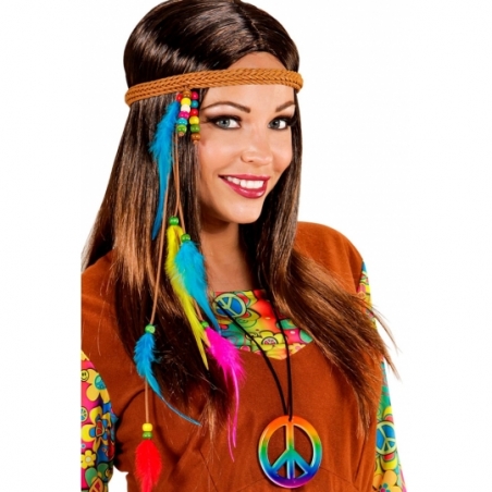 Collier hippie multicolore porté par une femme