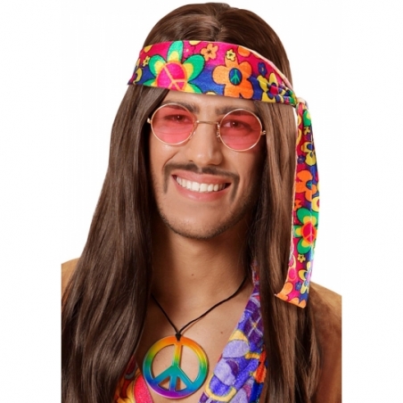 Collier hippie peace and love multicolore porté par un homme