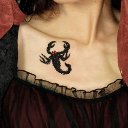 Tatoo scorpion avec strass