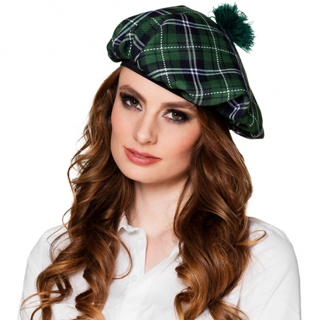 Béret écossaise vert porté par une femme avec une chemise blanche Béret écossaise vert porté par une femme avec une chemise blanche