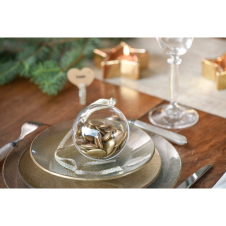 Décoration de table, boule transparente de 8 cm présentée avec des dragées sur une table de mariage