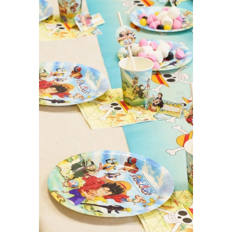 idée décoration anniversaire One Piece avec assiettes, nappe et gobelets