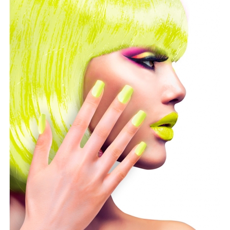 Idée look années 80 fluo avec les faux ongles, une perruque et du maquillage néon