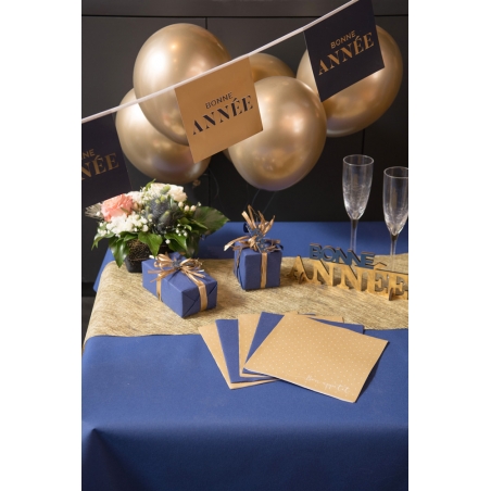 Idée déco pour vos tables de nouvel an avec le rouleau de nappe bleu foncé airlaid luxe