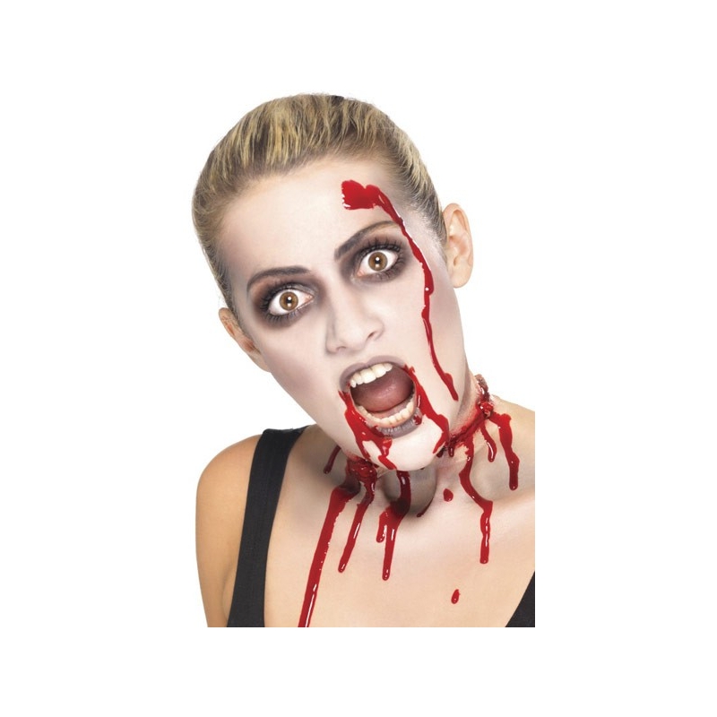 maquillage halloween - femme zombie avec faux sang