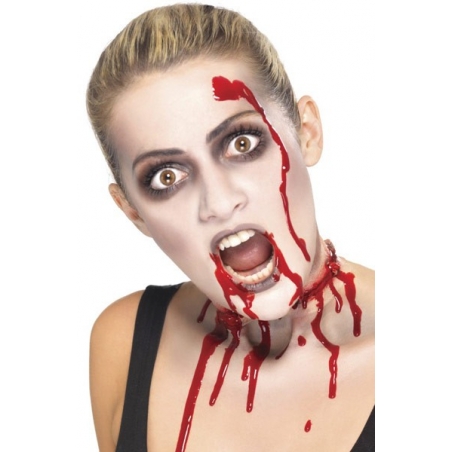 maquillage halloween - femme zombie avec faux sang maquillage halloween - femme zombie avec faux sang