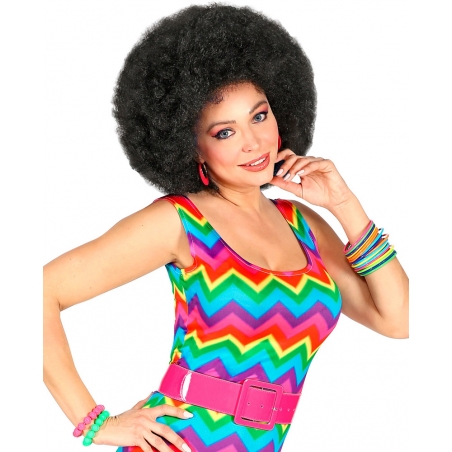 Idée tenue années 70 hippie avec la ceinture rose fluo, une perruque afro noire et des bijoux fluo